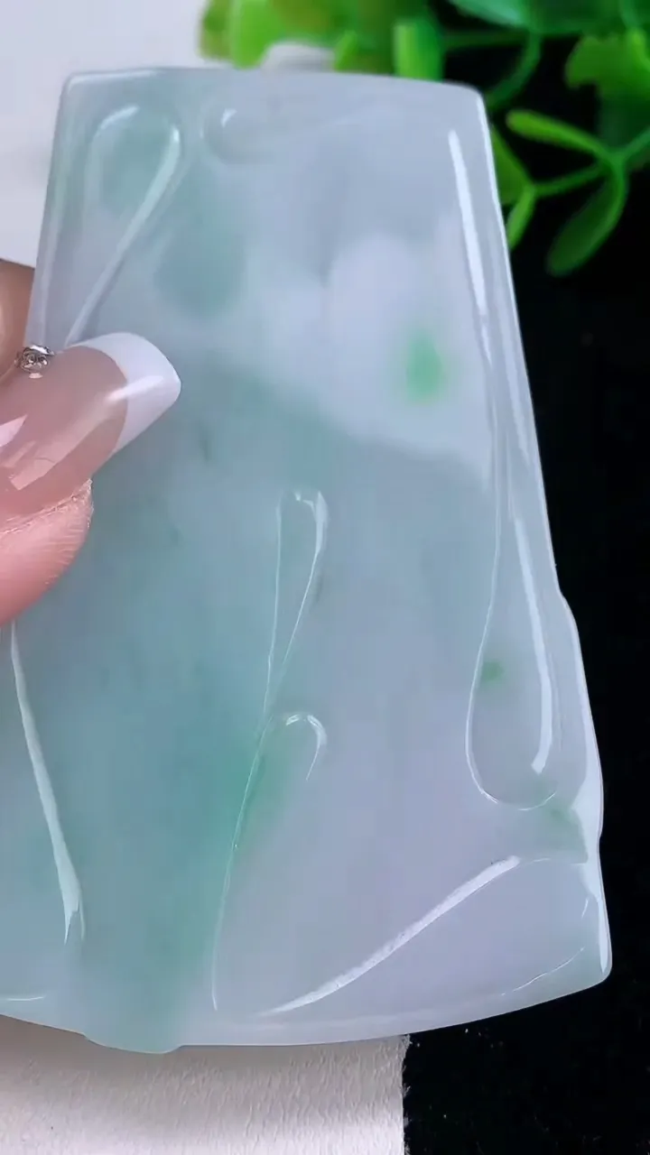 天然A货翡翠大势至菩萨吊坠，尺寸78-50.4-5.2，重量:46.38g
12月27日