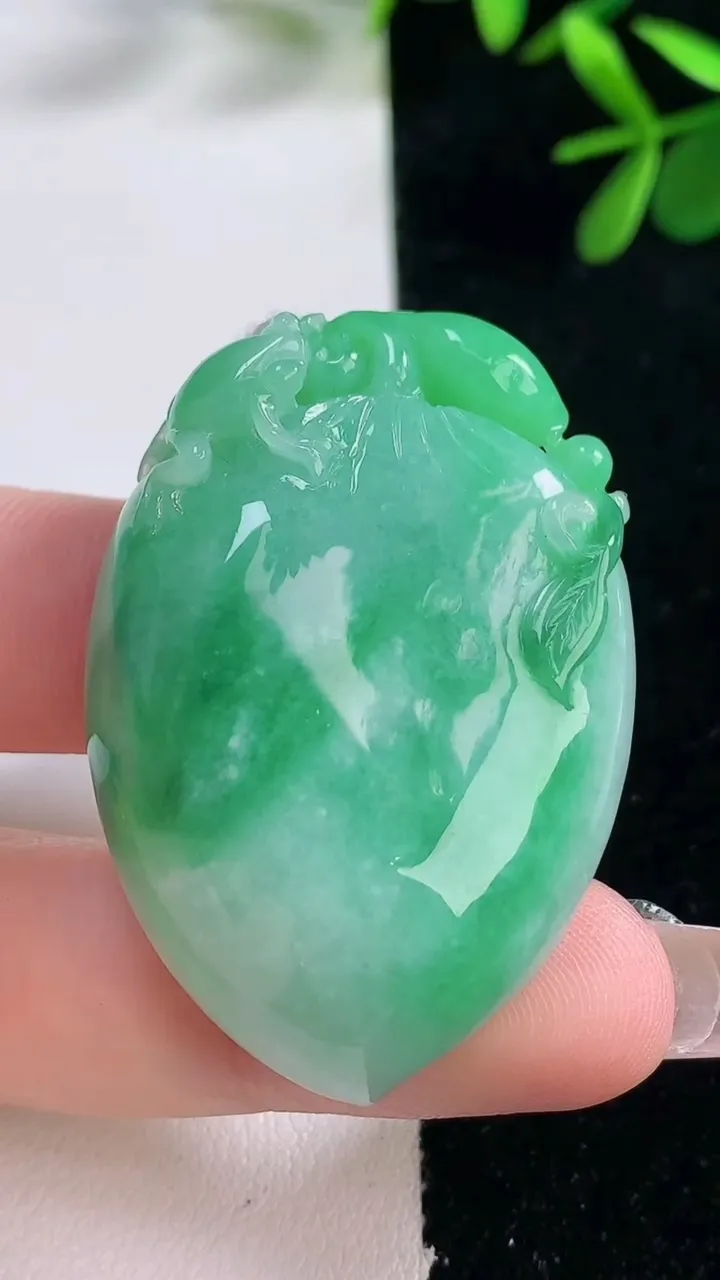 天然A货翡翠寿桃吊坠，尺寸44-30.5-12.4，重量:29.76g
12月27日