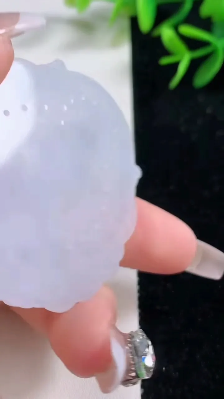 天然A货翡翠紫罗兰观音菩萨吊坠，尺寸54-47-5.2，重量:21.31g
12月27日