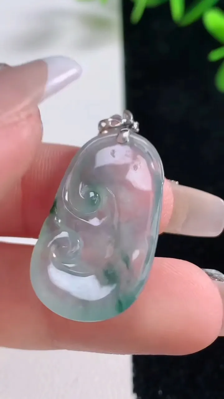 天然A货翡翠种飘花如意吊坠，尺寸27.8-16.8-3.3，重量:3.88g
12月27日