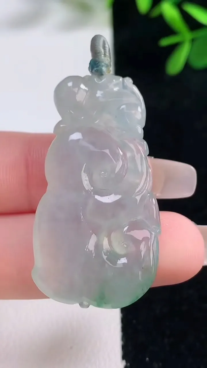 天然A货翡翠冰种飘花如意吊坠，尺寸40.4-21.6-4.9，重量:9.62g
12月27日