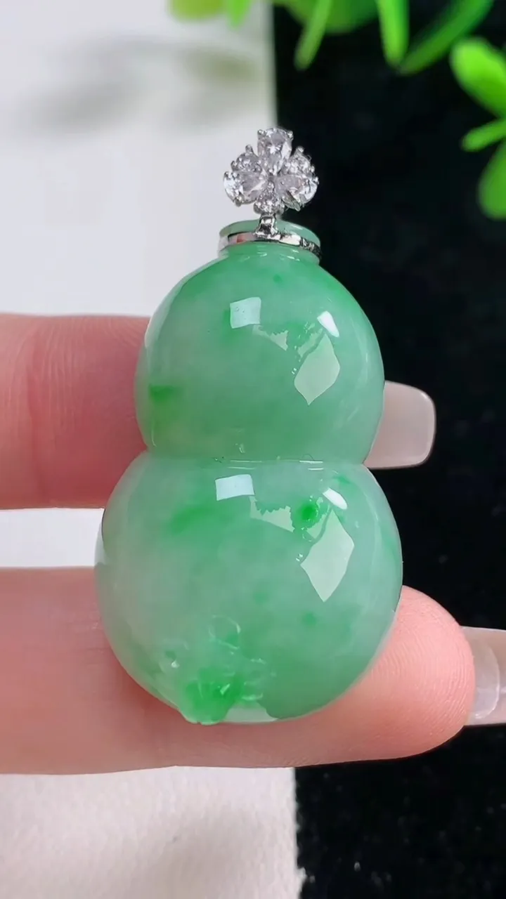 天然A货翡翠葫芦吊坠，尺寸35.6-22.3-13.5，重量:20.18g
12月27日