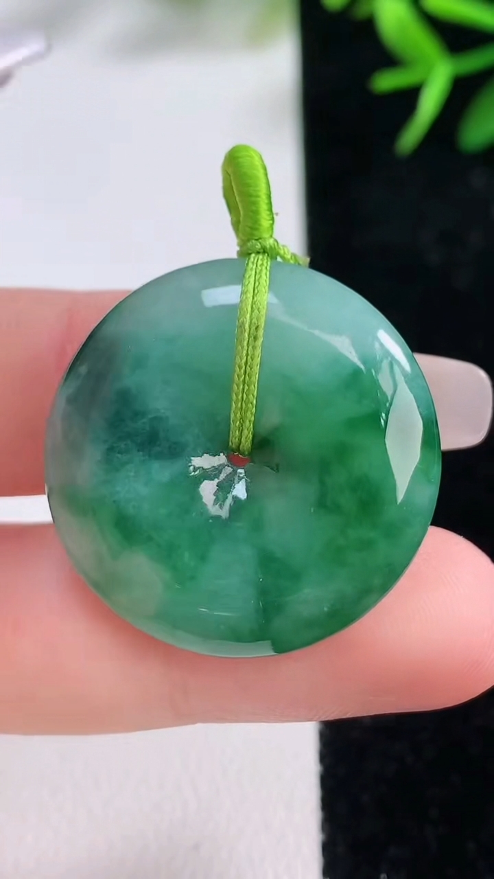 天然A货翡翠平安扣吊坠，尺寸27.5-5.9，重量:9.52g
12月27日