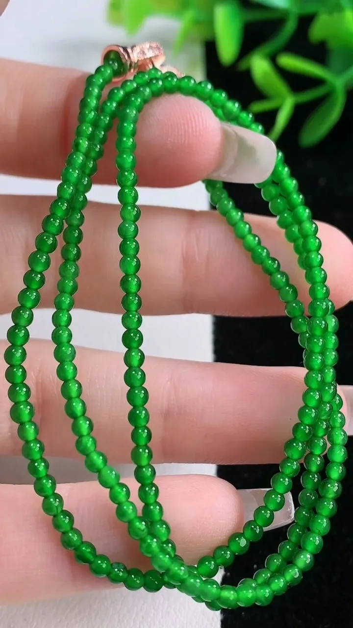 天然A货翡翠小米珠项链，尺寸2.5-212颗，重量:6.49g12月27日
工厂直销收藏佳品,种好水足，色泽均匀，有种有色，上手高大气！