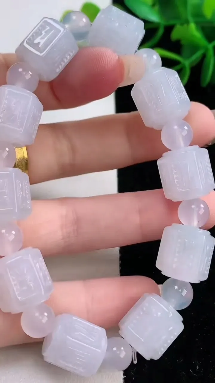 天然A货翡翠路路通手串，尺寸13-11.2-10颗，重量:51.39g12月27日
工厂直销收藏佳品,种好水足，色泽均匀，有种有色，上手高大气！