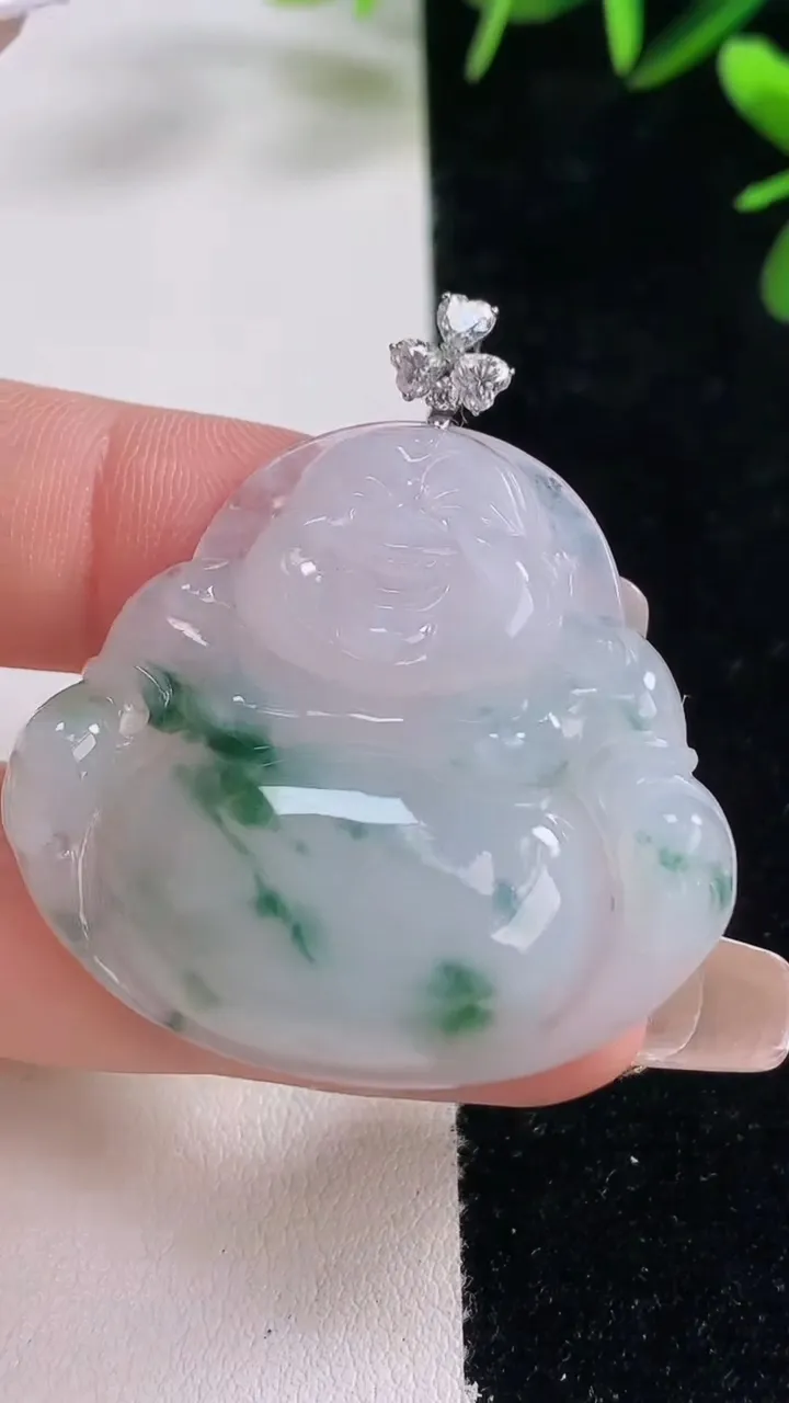 天然A货翡翠种飘花佛公吊坠，尺寸35.7-38.8-6.4，重量:13.87g
12月27日