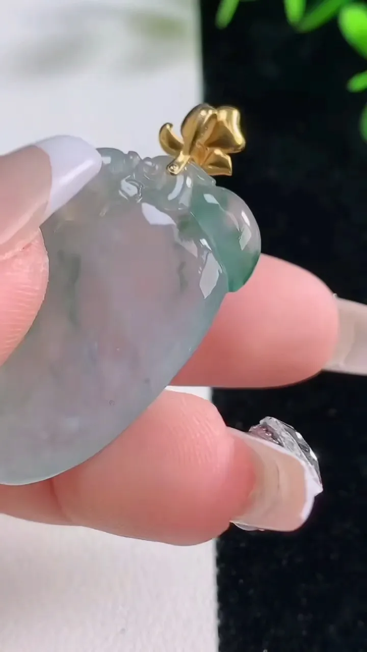 天然A货翡翠种飘花寿桃吊坠，尺寸32.7-22-7.3，重量:10.08g
12月27日