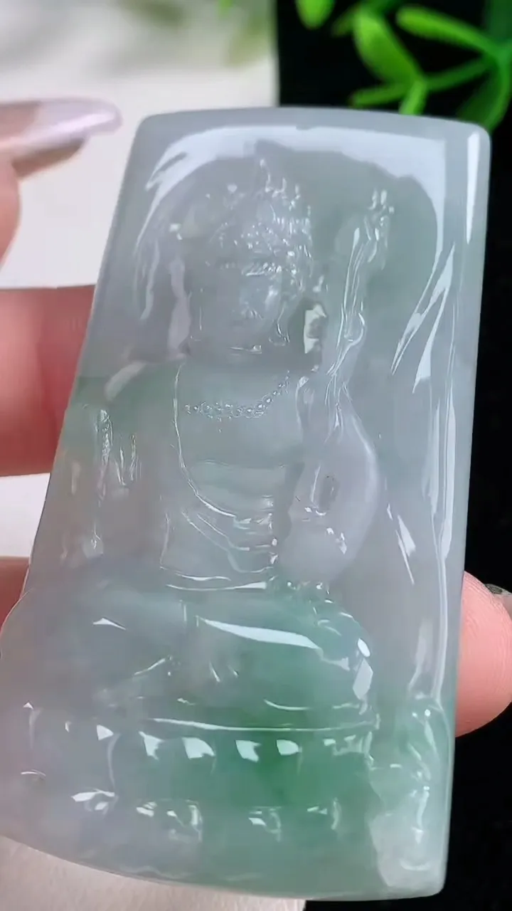 天然A货翡翠不动明王吊坠，尺寸61.4-33.2-5.5，重量:27.20g
12月27日