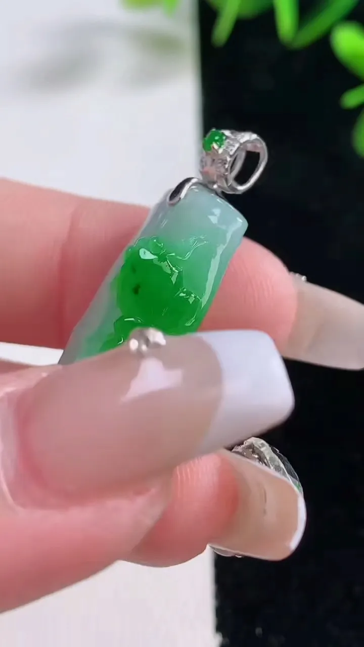 天然A货翡翠节节高升 竹节吊坠，尺寸32.7-14.8-6，重量:6.40g
12月27日