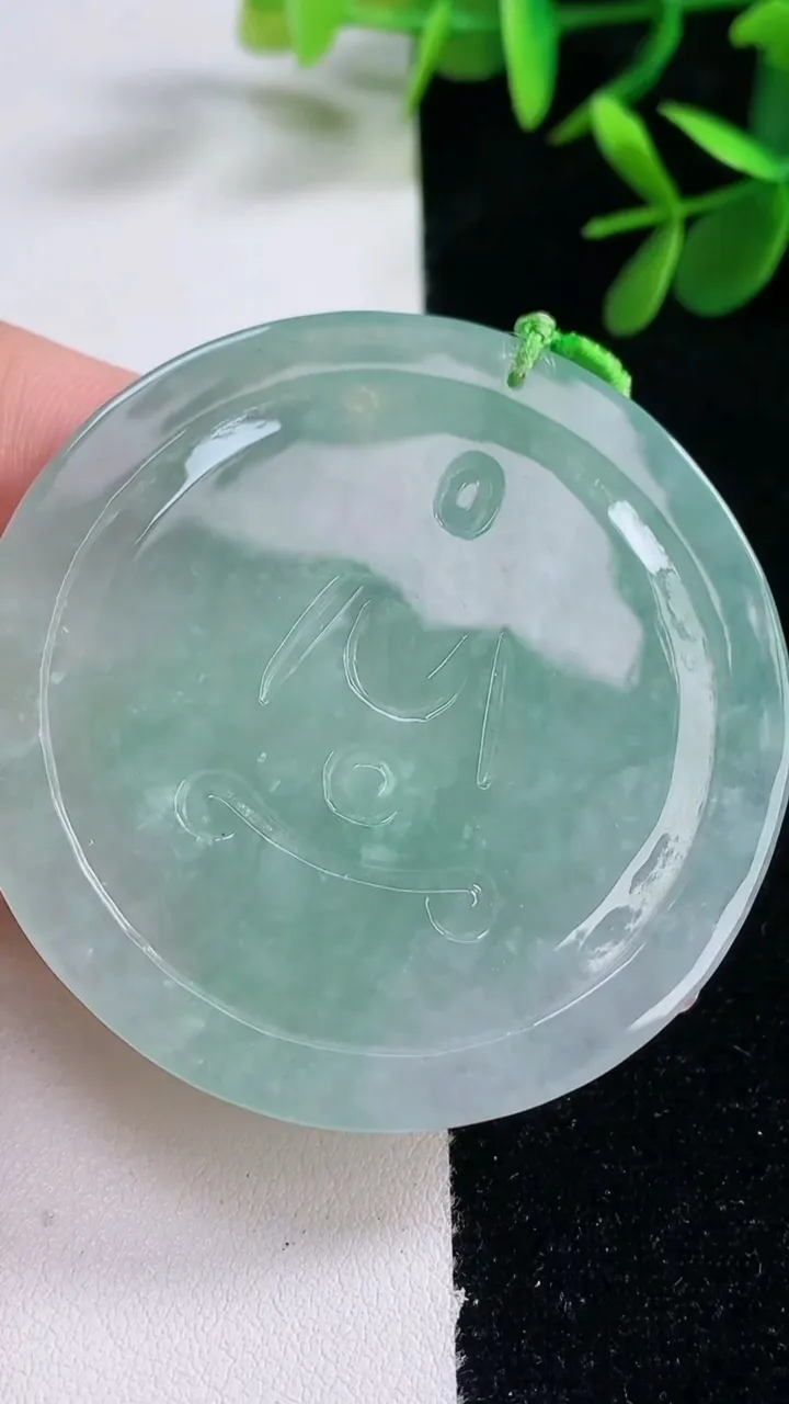 天然A货翡翠观音菩萨吊坠，尺寸53.7-6.2，重量:33.74g
12月27日