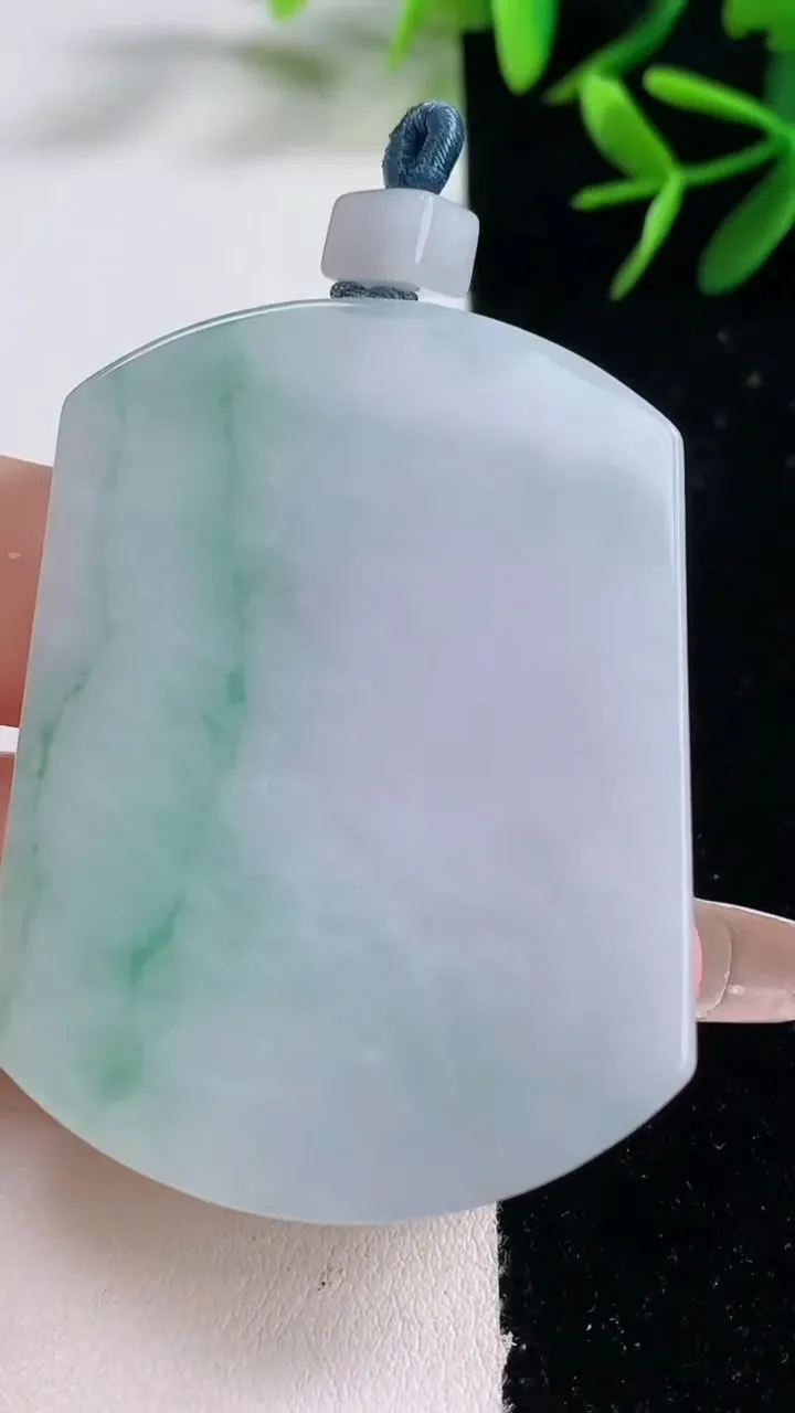 天然A货翡翠飘花无事牌吊坠，尺寸52.8-39.6-5.7，重量:35.96g
12月27日