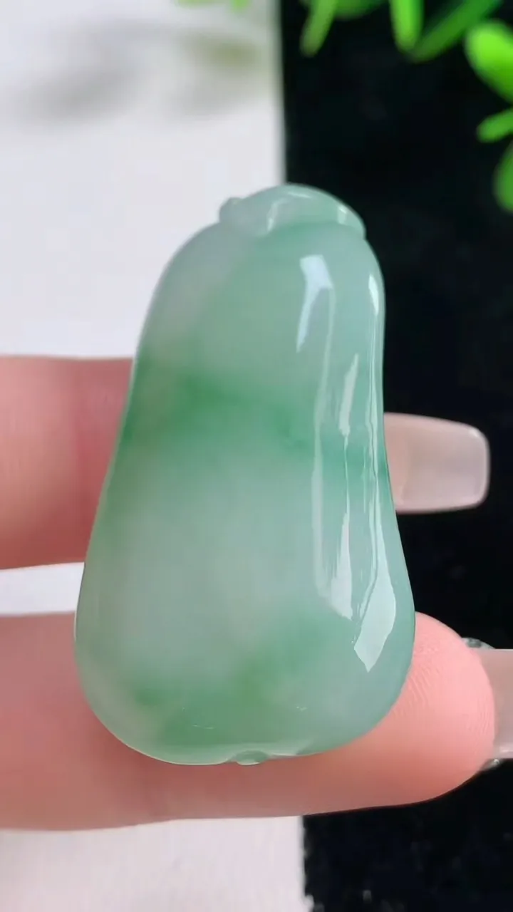 天然A货翡翠福瓜吊坠，尺寸40.5-21.8-10.8，重量:17.95g
12月27日