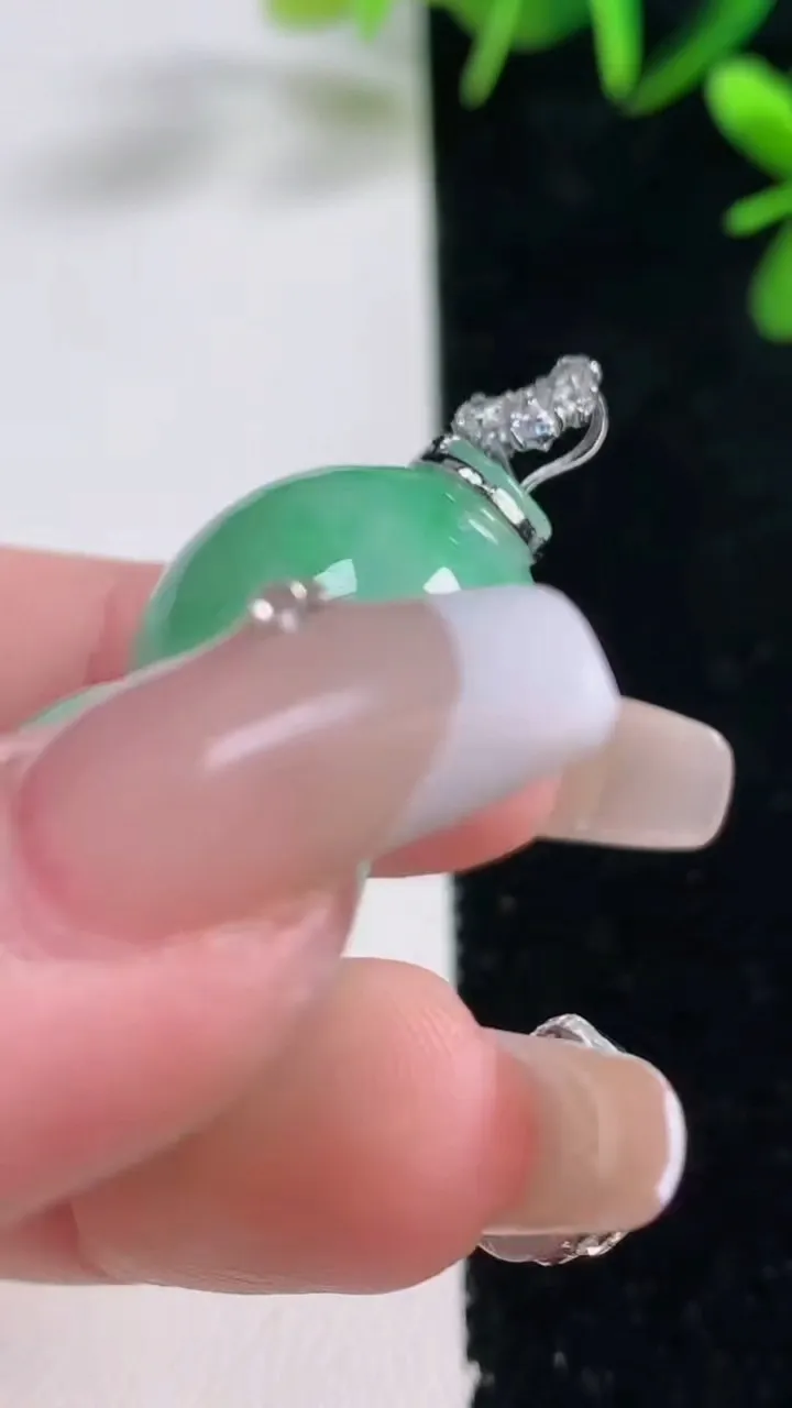 天然A货翡翠葫芦吊坠，尺寸35.6-22.3-13.5，重量:20.18g
12月27日