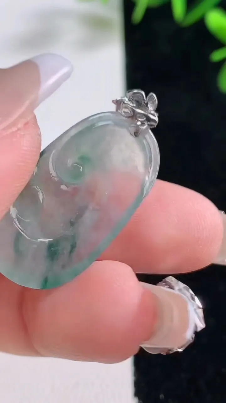天然A货翡翠种飘花如意吊坠，尺寸27.8-16.8-3.3，重量:3.88g
12月27日