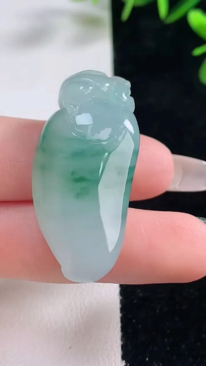 天然A货翡翠冰种飘花福瓜吊坠，尺寸39-18.2-12.4，重量:15.93g
12月27日