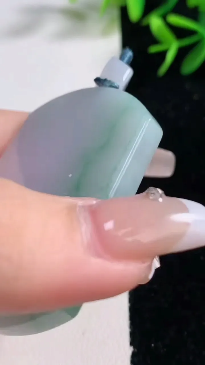 天然A货翡翠飘花无事牌吊坠，尺寸52.8-39.6-5.7，重量:35.96g
12月27日