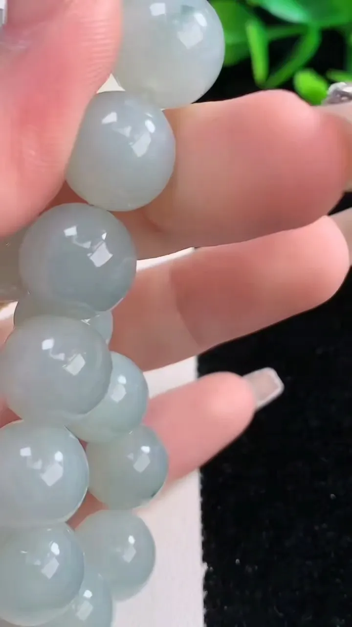 天然A货翡翠飘花圆珠手串，尺寸12-16颗，重量:50.55g12月27日
工厂直销收藏佳品,种好水足，色泽均匀，有种有色，上手高大气！