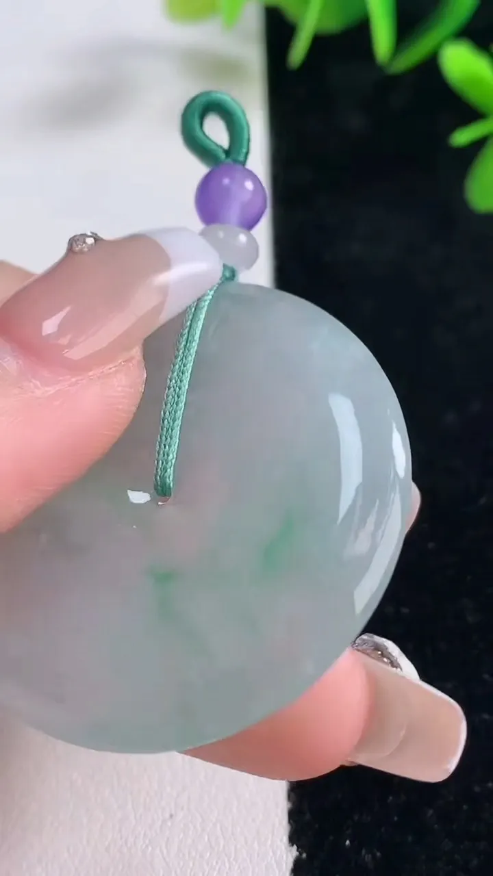 天然A货翡翠平安扣吊坠，尺寸40-5.6，重量:20.32g
12月27日