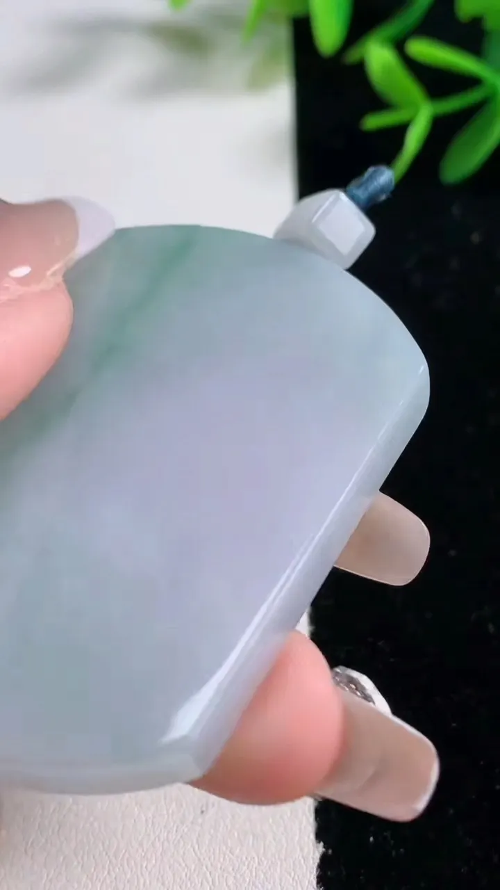 天然A货翡翠飘花无事牌吊坠，尺寸52.8-39.6-5.7，重量:35.96g
12月27日