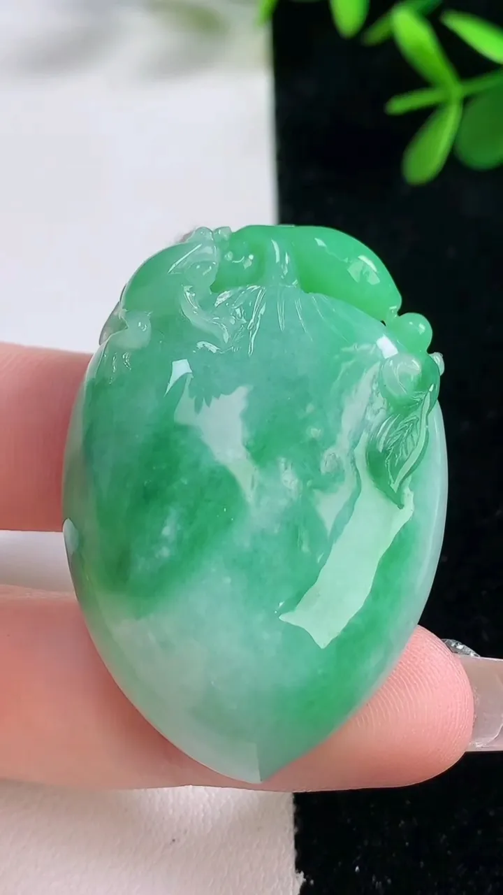 天然A货翡翠寿桃吊坠，尺寸44-30.5-12.4，重量:29.76g
12月27日