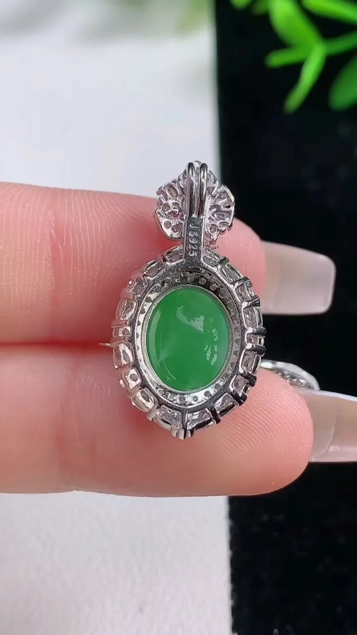 天然A货翡翠蛋面吊坠，尺寸26.3-13.4-8.3，裸石12.7-8.9重量:3.13g
12月27日