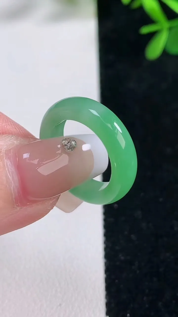 天然A货翡翠指环戒指，尺寸14.8-4.9-3.3，重量:2.97g2025年12月27日
工厂直销收藏佳品,种好水足，色泽均匀，有种有色，上手高大气！