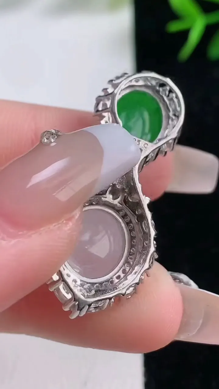 天然A货翡翠种白冰蛋面吊坠，尺寸36.5-15.8-10.2，裸石10-9.7重量:5.91g
12月27日