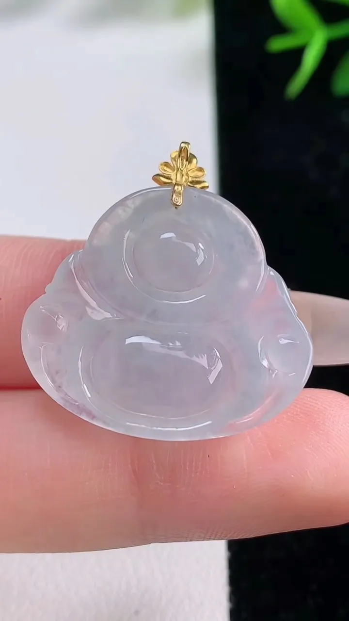 天然A货翡翠种白冰佛公吊坠，尺寸23.7-26.8-5.8，重量:5.25g
12月27日