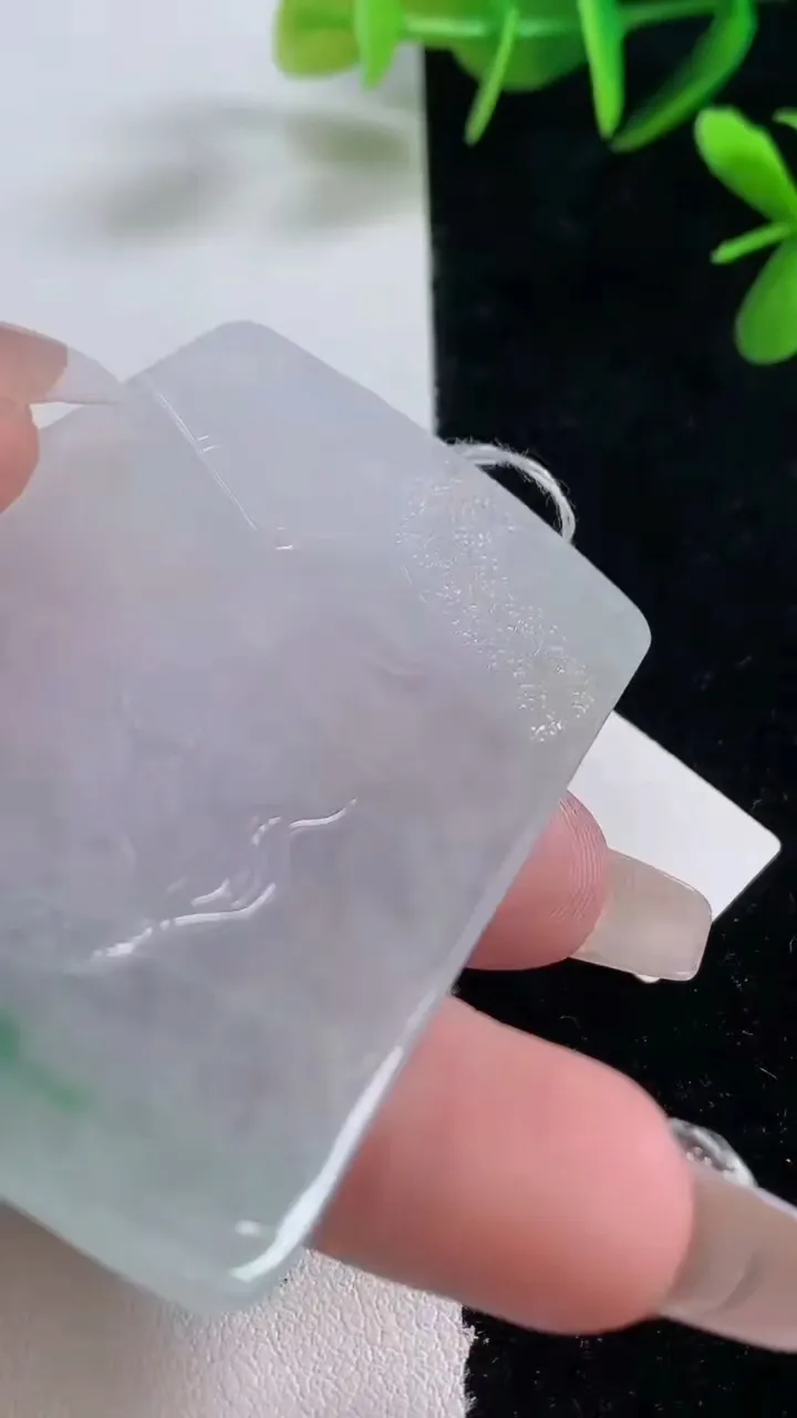 天然A货翡翠祥龙不动明王吊坠，尺寸64-41.7-4.6，重量:33.66g
12月27日