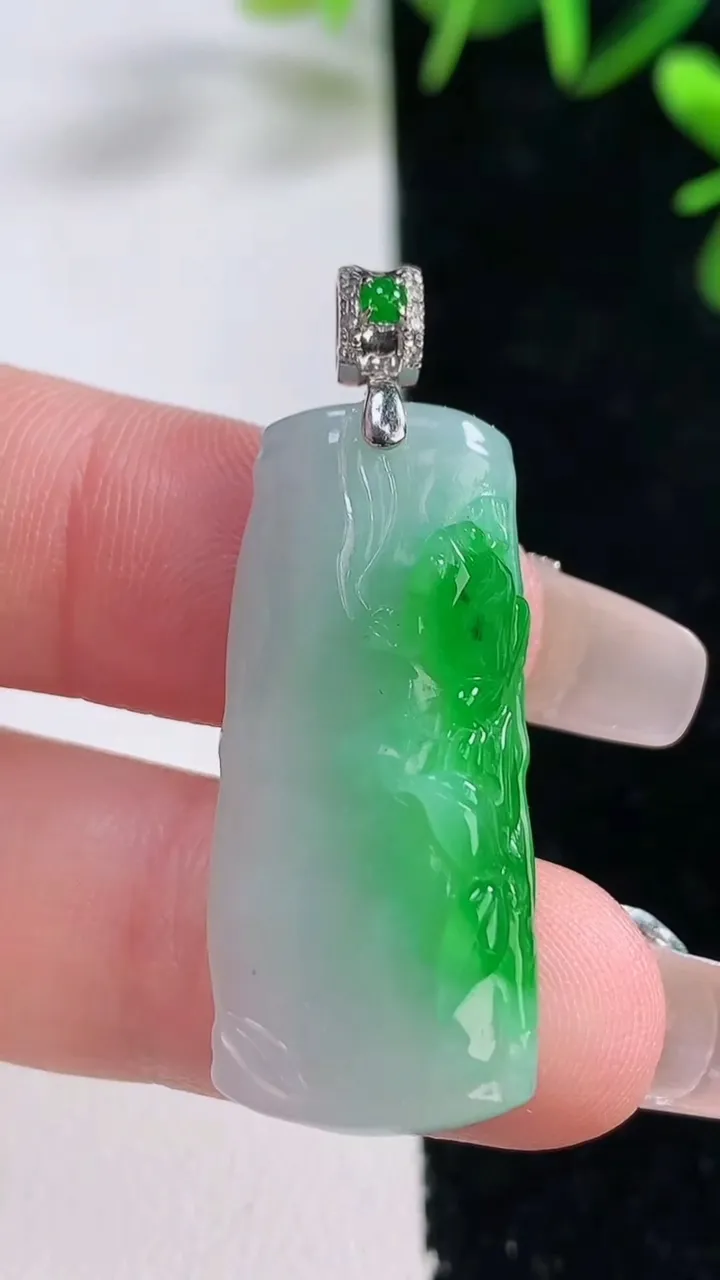 天然A货翡翠节节高升 竹节吊坠，尺寸32.7-14.8-6，重量:6.40g
12月27日