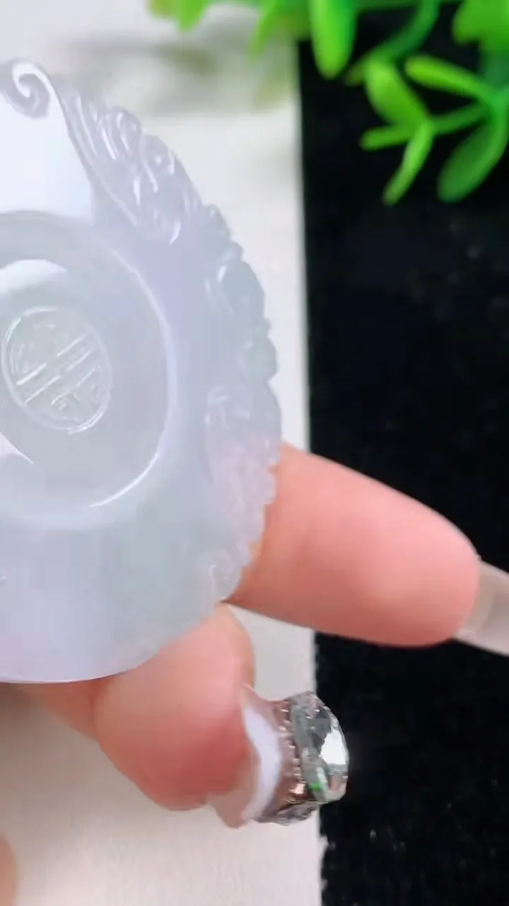 天然A货翡翠飘花仿古牌吊坠，尺寸49-3.7，重量:21.06g
12月27日