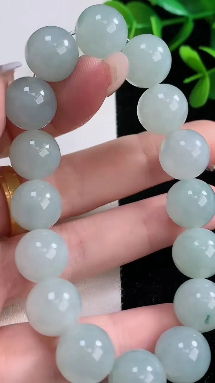 天然A货翡翠飘花圆珠手串，尺寸12-16颗，重量:50.55g12月27日
工厂直销收藏佳品,种好水足，色泽均匀，有种有色，上手高大气！