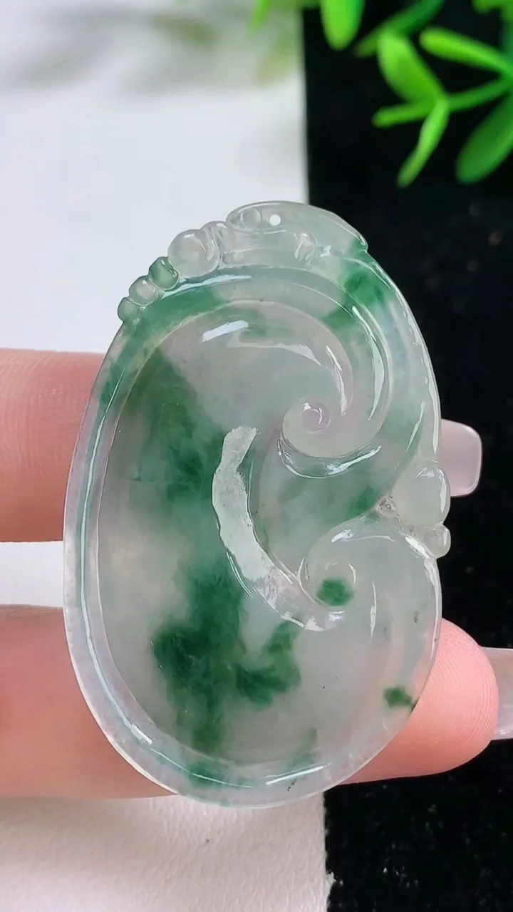 天然A货翡翠冰种飘花如意吊坠，尺寸47.2-29-4.6，重量:11.68g
12月27日