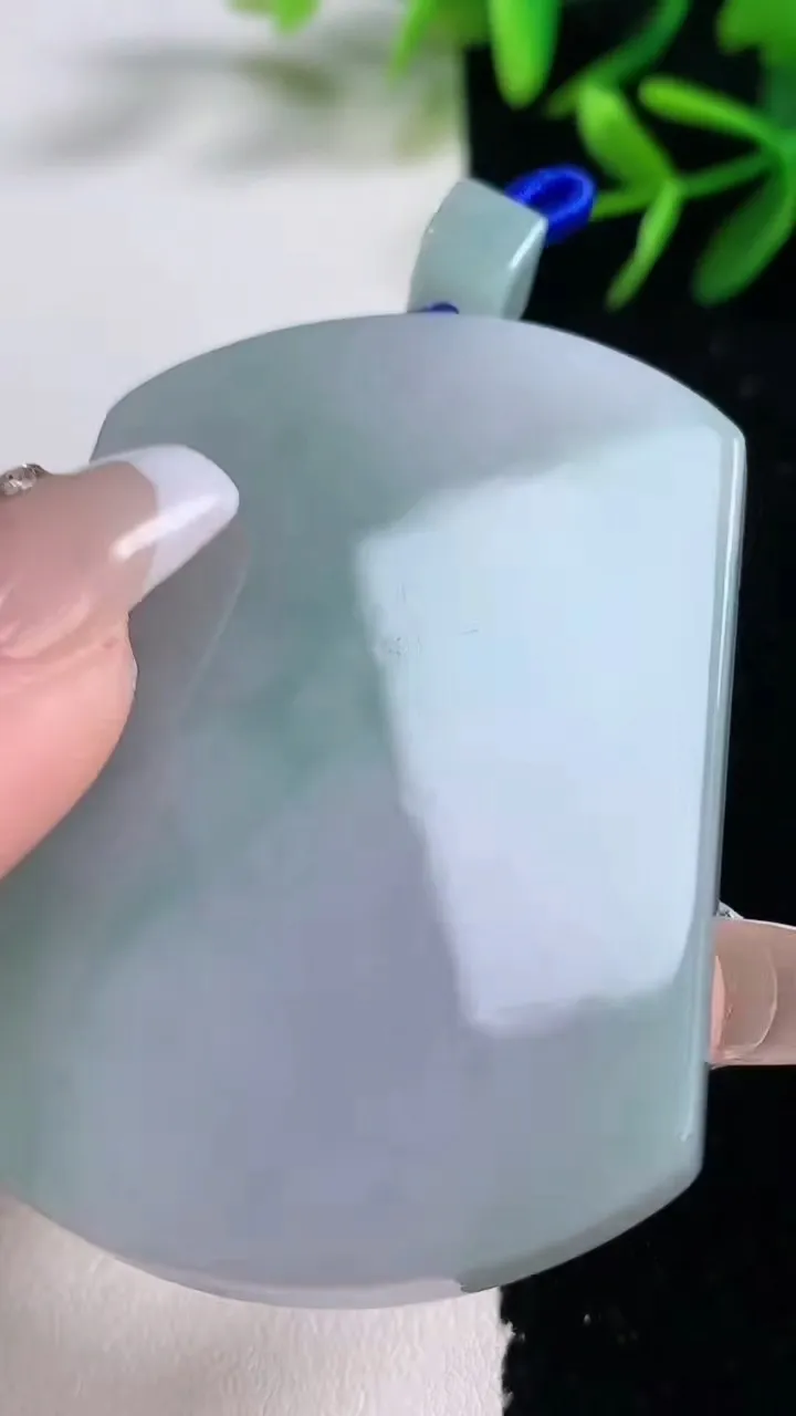 天然A货翡翠无事牌吊坠，尺寸54.4-40.4-5.6，重量:37.45g
12月27日