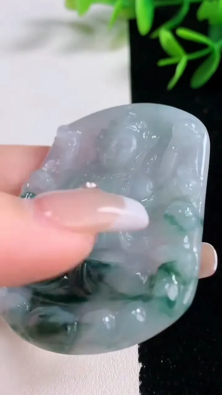 天然A货翡翠飘花千手观音吊坠，尺寸56.5-48.2-5.2，重量:25.75g
12月27日