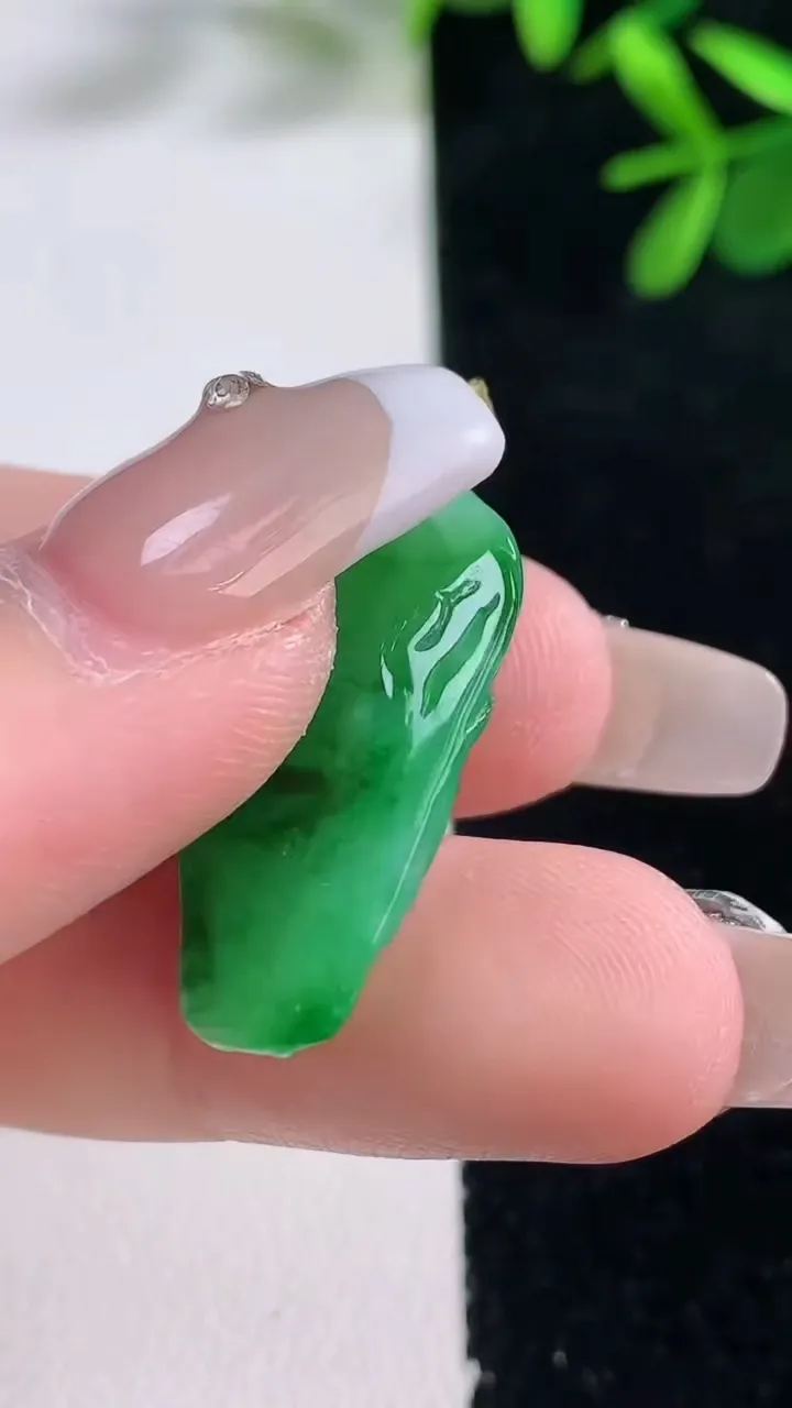 天然A货翡翠龙牌吊坠，尺寸27-14.7-7，重量:4.72g
12月27日