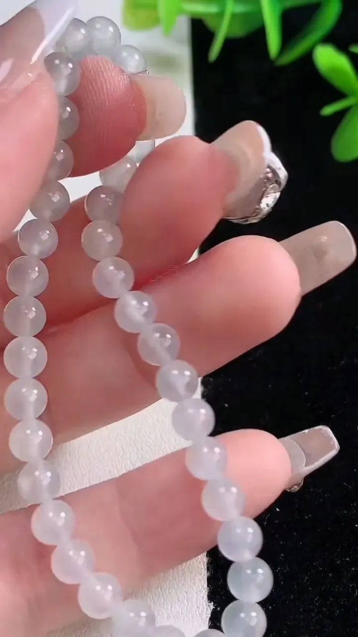 天然A货翡翠种白冰圆珠手串，尺寸5.2-35颗，重量:8.06g12月27日
工厂直销收藏佳品,种好
