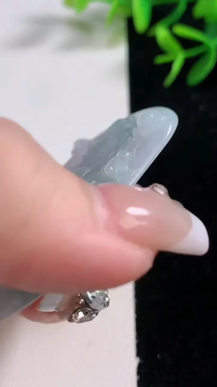 天然A货翡翠飘花千手观音吊坠，尺寸56.5-48.2-5.2，重量:25.75g
12月27日