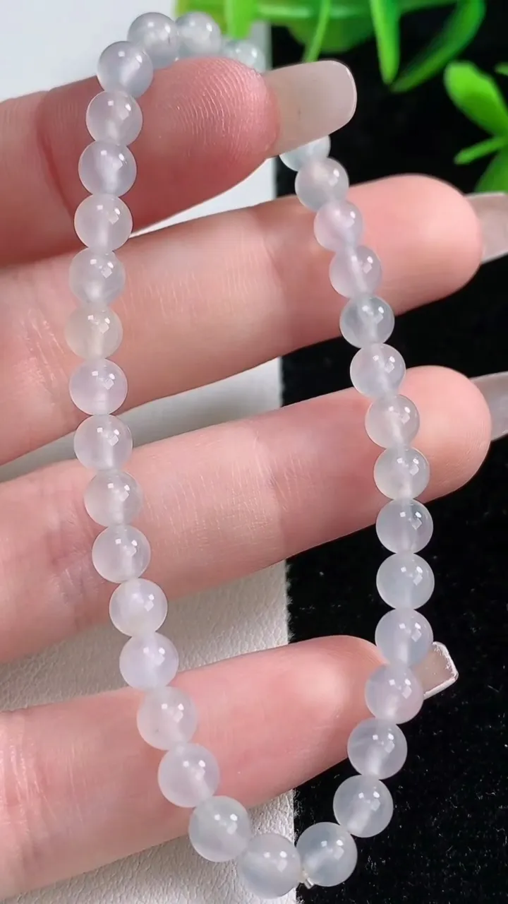 天然A货翡翠种白冰圆珠手串，尺寸5.2-35颗，重量:8.06g12月27日
工厂直销收藏佳品,种好水足，色泽均匀，有种有色，上手高大气！
