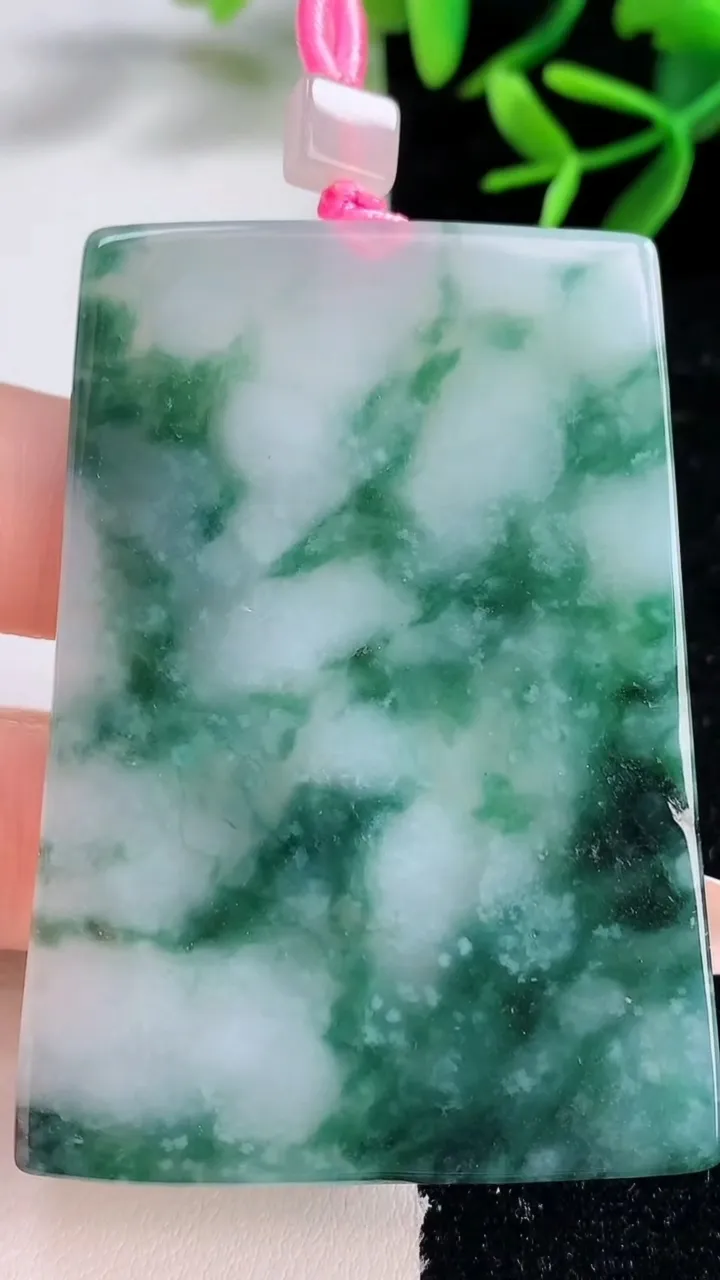 天然A货翡翠飘花一念之间吊坠，尺寸60.6-43.3-5.6，重量:38.90g
12月27日