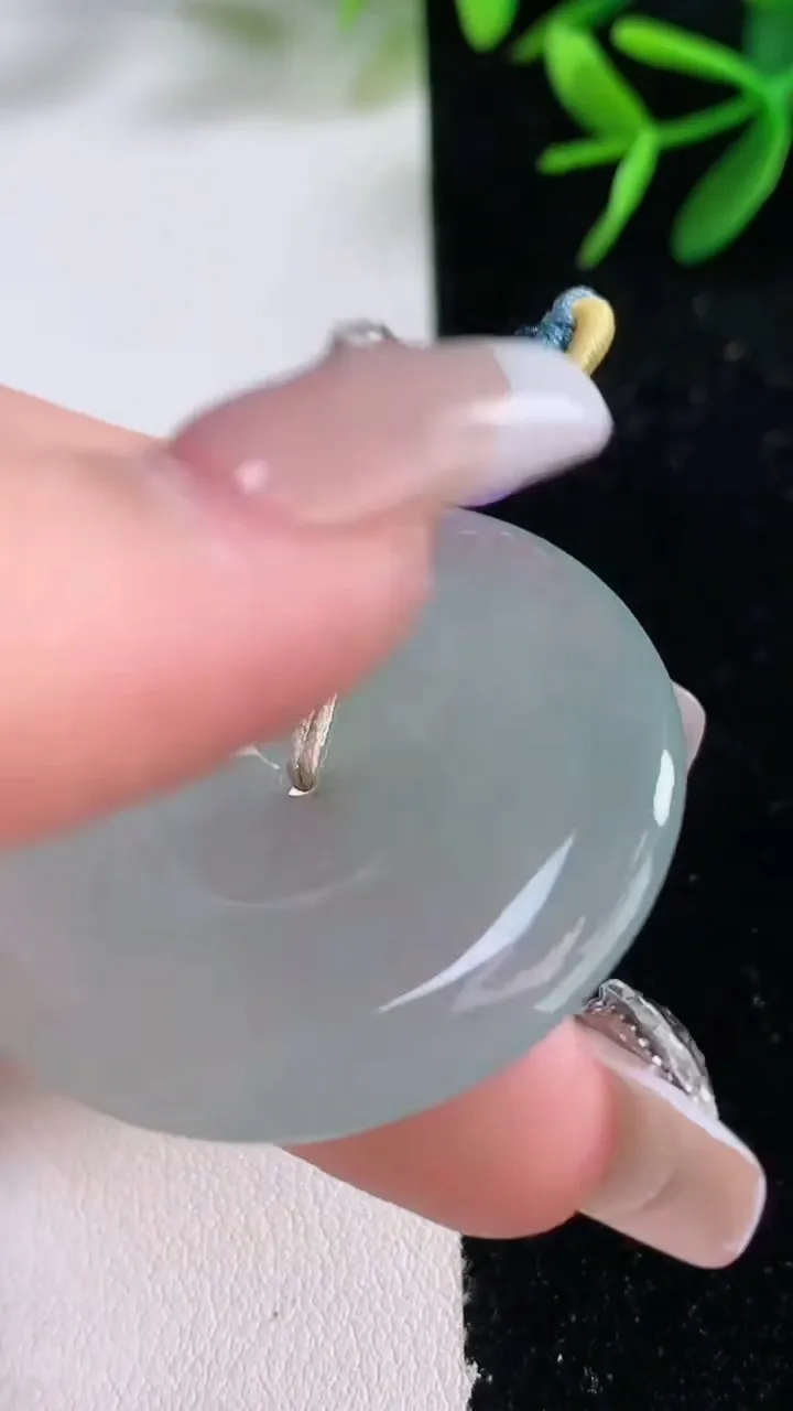 天然A货翡翠平安扣吊坠，尺寸37.5-5.3，重量:16.96g
12月27日