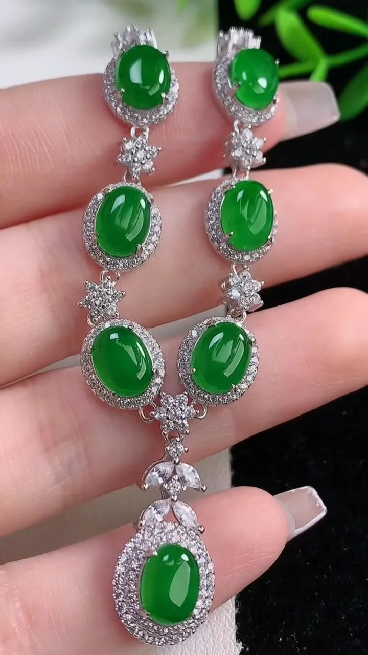 天然A货翡翠蛋面吊坠，尺寸8-6，重量:11.02g
12月27日