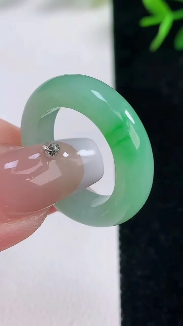 天然A货翡翠指环戒指，尺寸17.2-5.3-4，重量:5.01g2025年12月27日
工厂直销收藏佳品,种好水足，色泽均匀，有种有色，上手高大气！