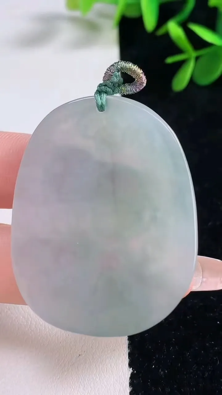 天然A货翡翠生肖猪吊坠，尺寸45.8-35.3-4.8，重量:18.94g
12月27日