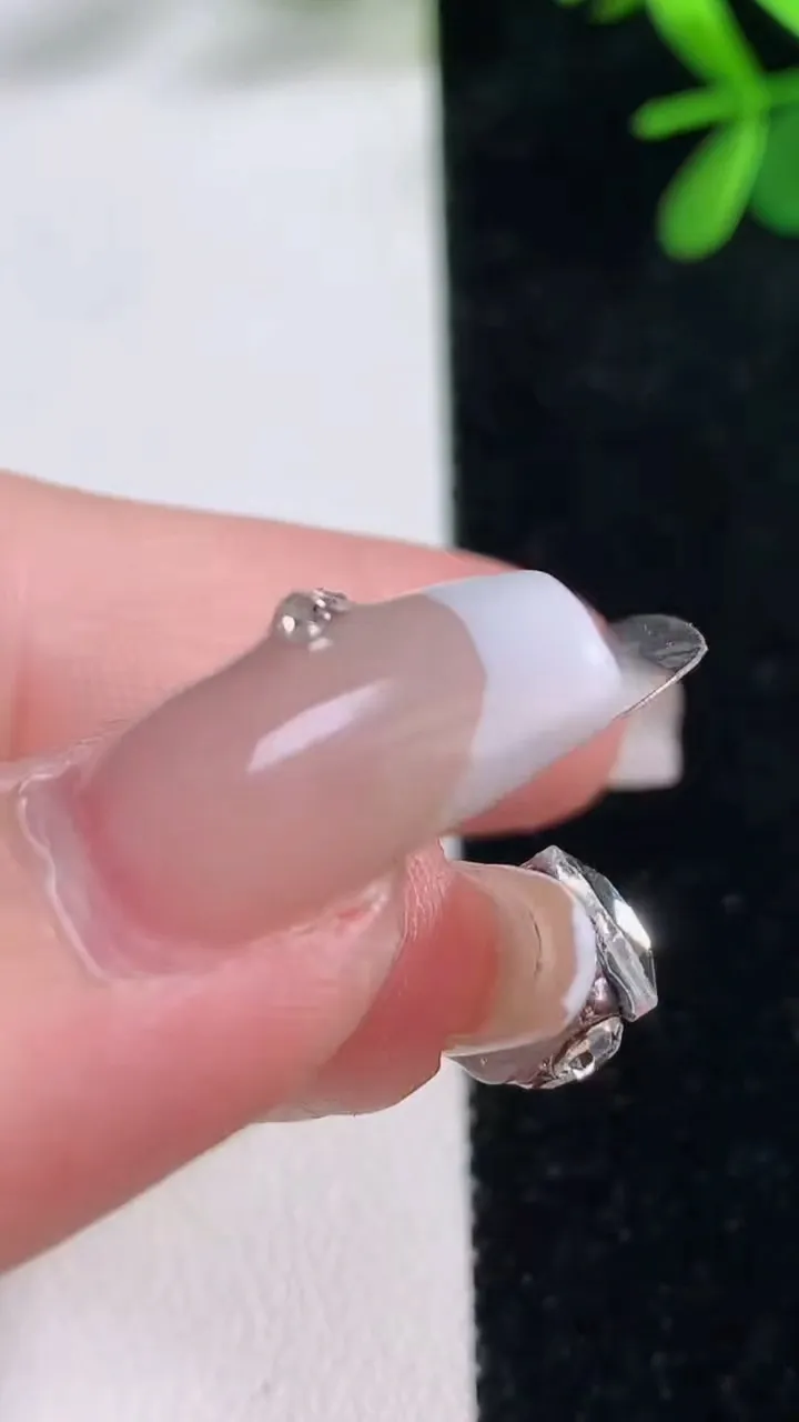 天然A货翡翠随形镶嵌件一对，尺寸14.5-7.4-2.3，重量:0.67g
12月27日