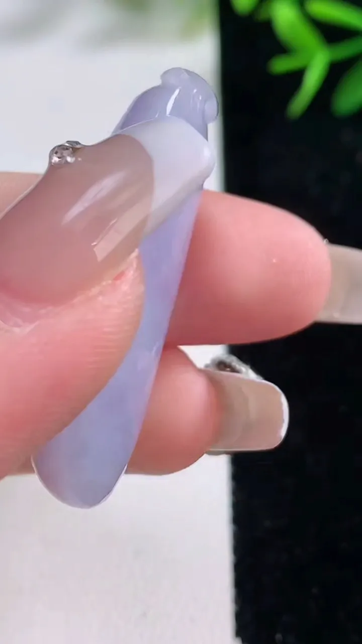 天然A货翡翠紫罗兰福瓜吊坠，尺寸38.8-13.2-10.2，重量:10.35g
12月27日