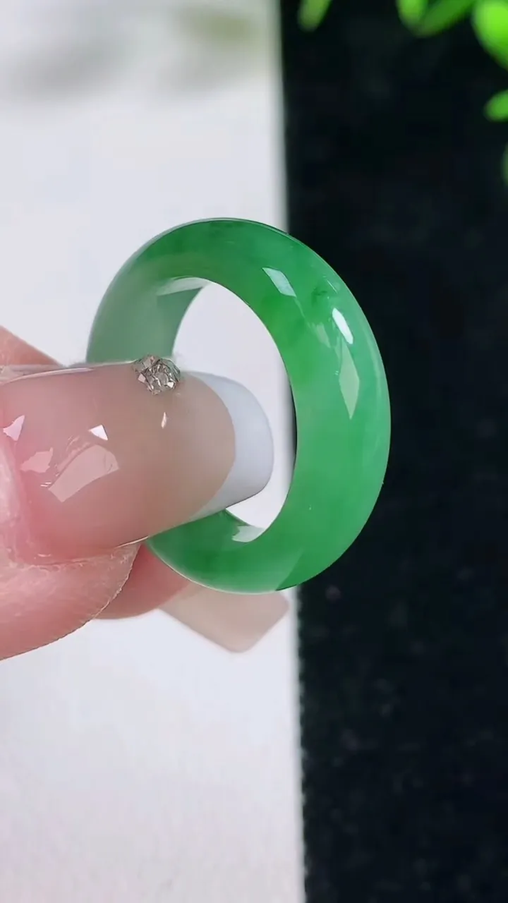 天然A货翡翠指环戒指，尺寸15.3-5.7-3.3，重量:3.52g2025年12月27日
工厂直销
