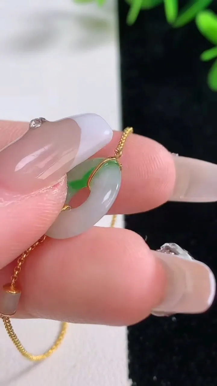 天然A货翡翠平安环吊坠，尺寸15.2-2.4，重量:2.15g
12月27日