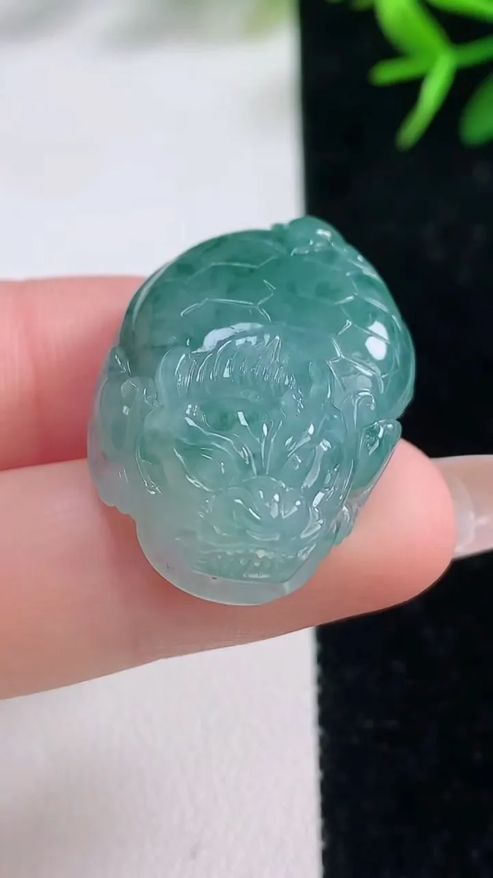 天然A货翡翠飘花龙龟吊坠，尺寸29.2-21.8-10.5，重量:13.56g
12月27日