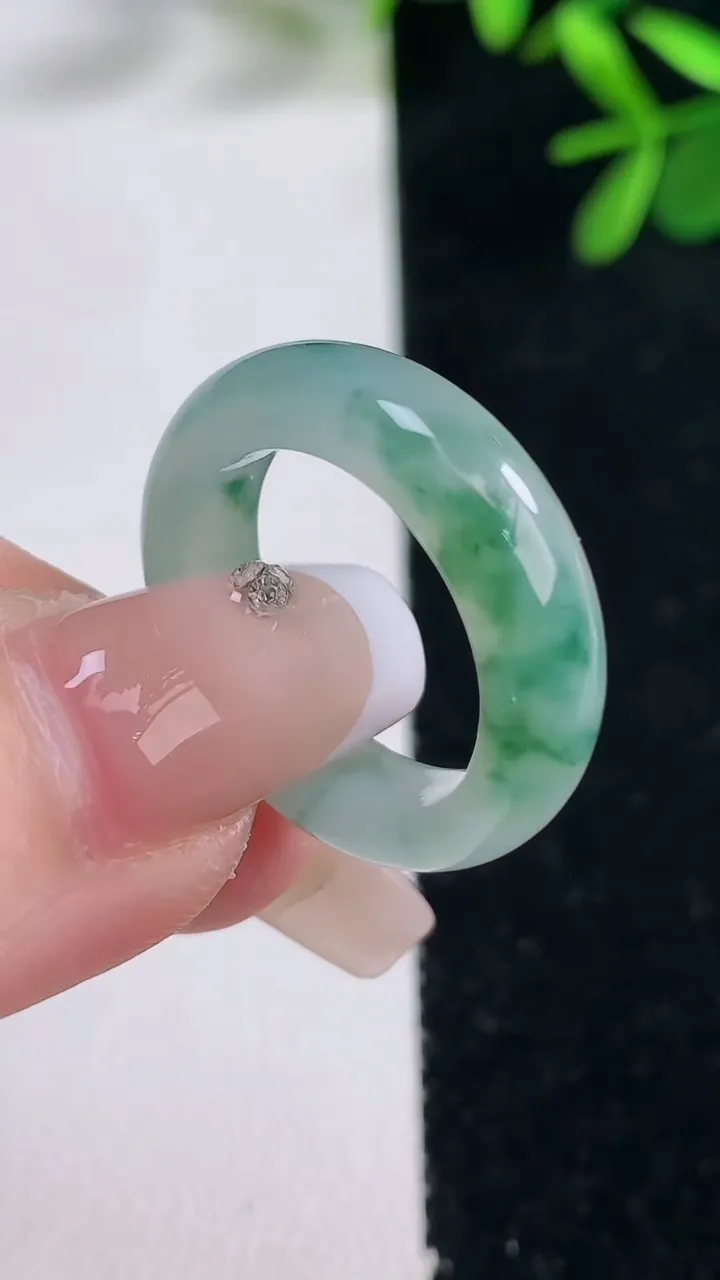 天然A货翡翠冰种飘花指环戒指，尺寸17-5.6-3.4，重量:4.40g2025年12月27日
工厂直销收藏佳品,种好水足，色泽均匀，有种有色，上手高大气！
